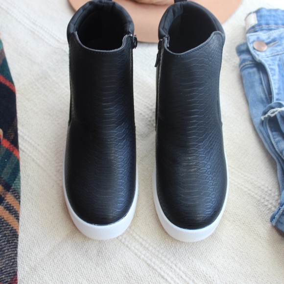 🆕//Fall Favorite Collection// Black wedge sneaker - Picture 4 of 7